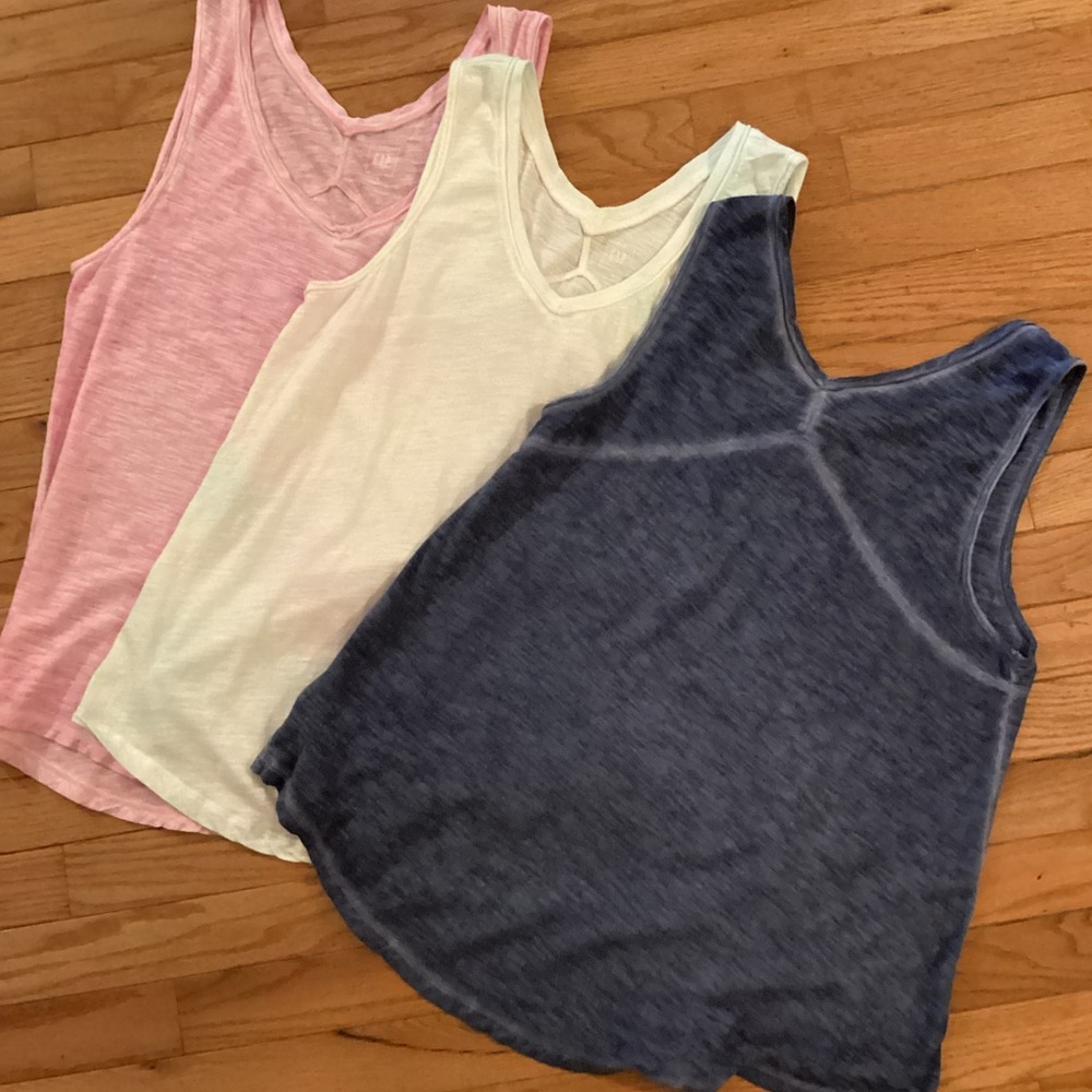 LIKE NEW 3 GAP LIGHTWEIGHT COTTON TEE TANKS - V-NECK FRONT & BACK - SUPER COMFY